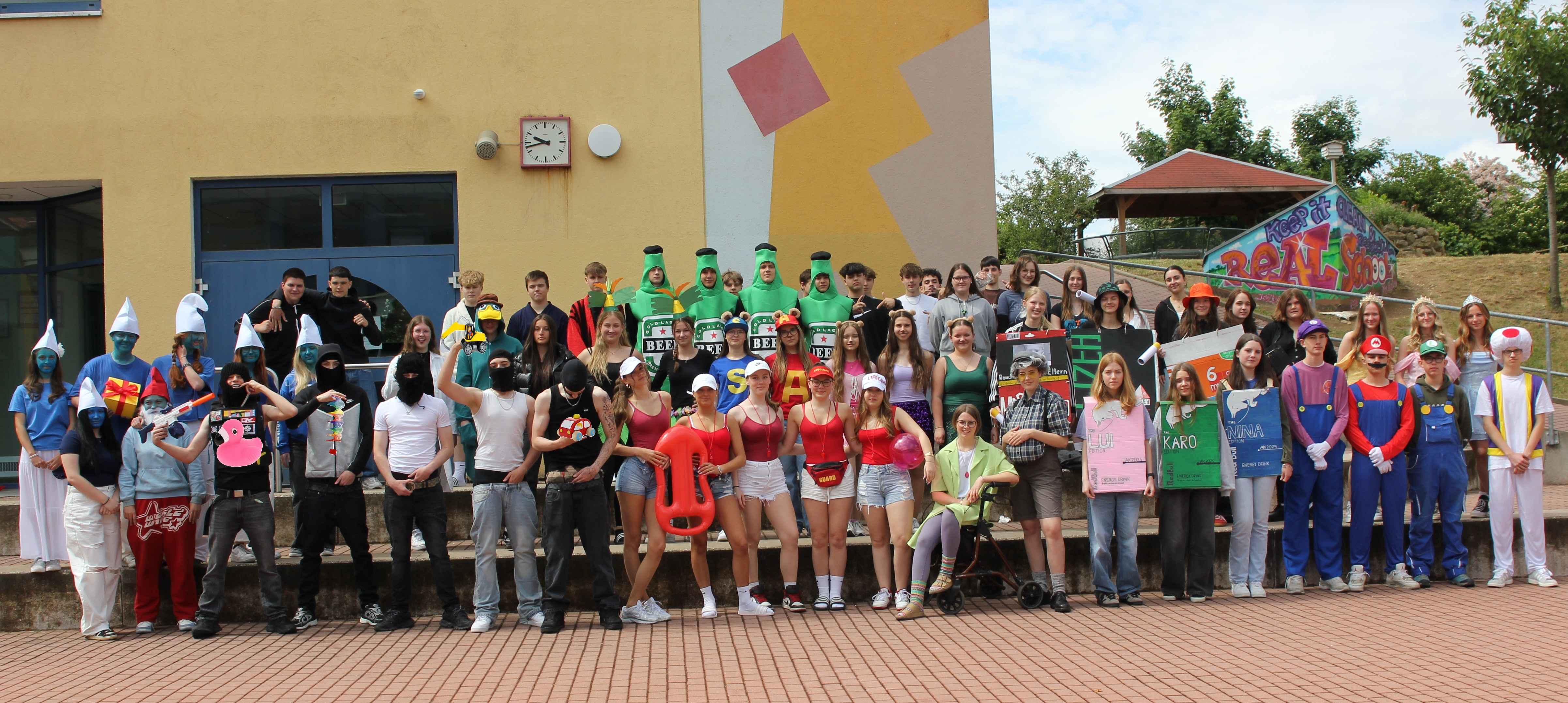 Gruppenbild mit Spielzeug 4806x2154 Kopie
