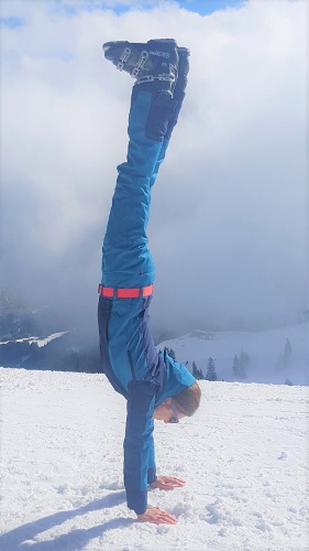 Handstand 281x500