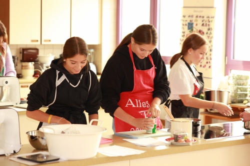 Schuelerinnen kochen 500x333