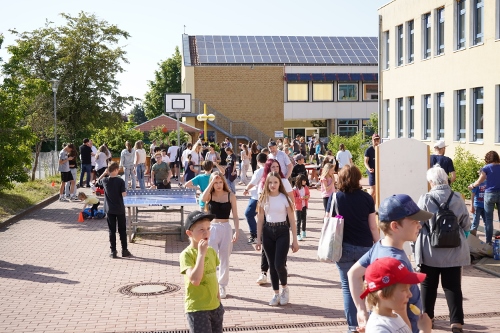 Besucher Pausenhof Hoppe 500x333