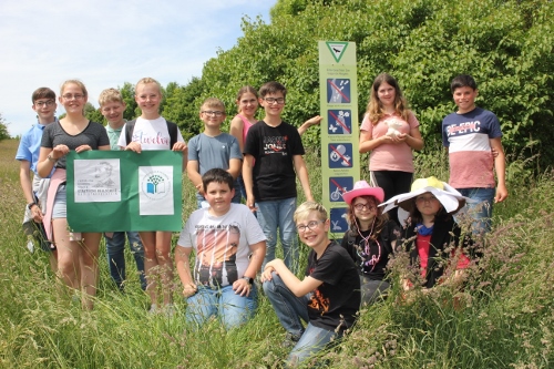 Gruppenfoto vor Schild 500x333